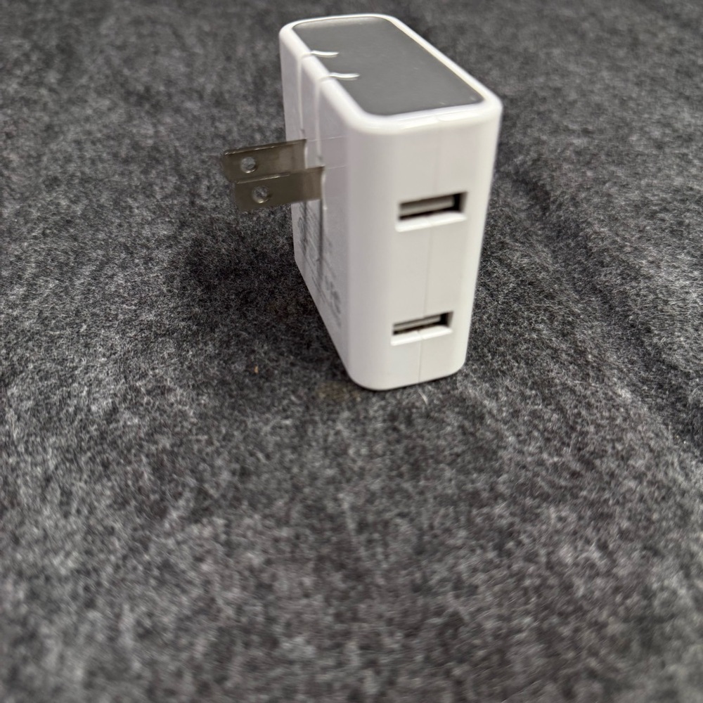 Ubiolabs White USB Wall Charger - Picture 3 of 4